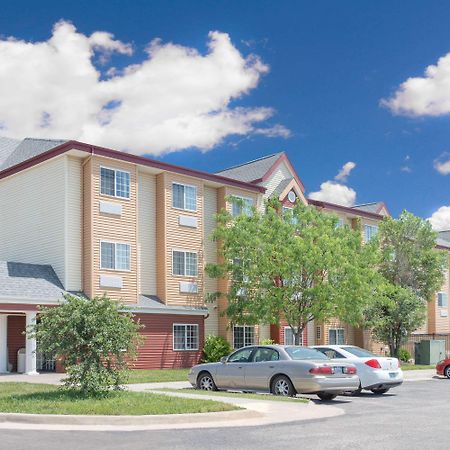 Days Inn & Suites By Wyndham Хатчинсон Экстерьер фото