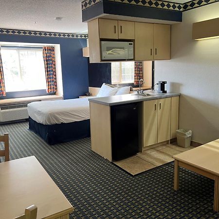 Days Inn & Suites By Wyndham Хатчинсон Экстерьер фото