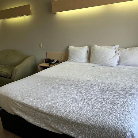 Days Inn & Suites By Wyndham Хатчинсон Экстерьер фото