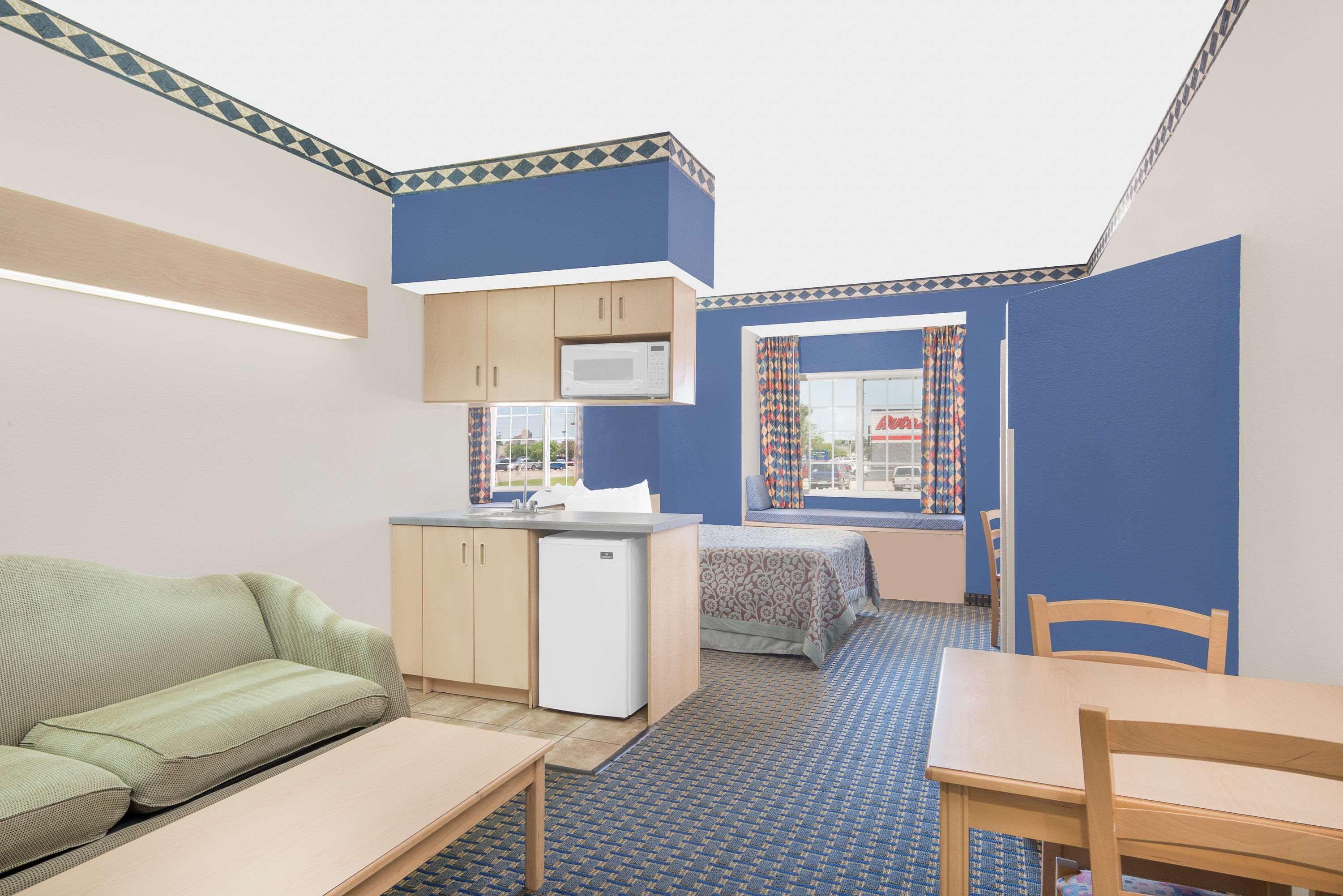 Days Inn & Suites By Wyndham Хатчинсон Экстерьер фото