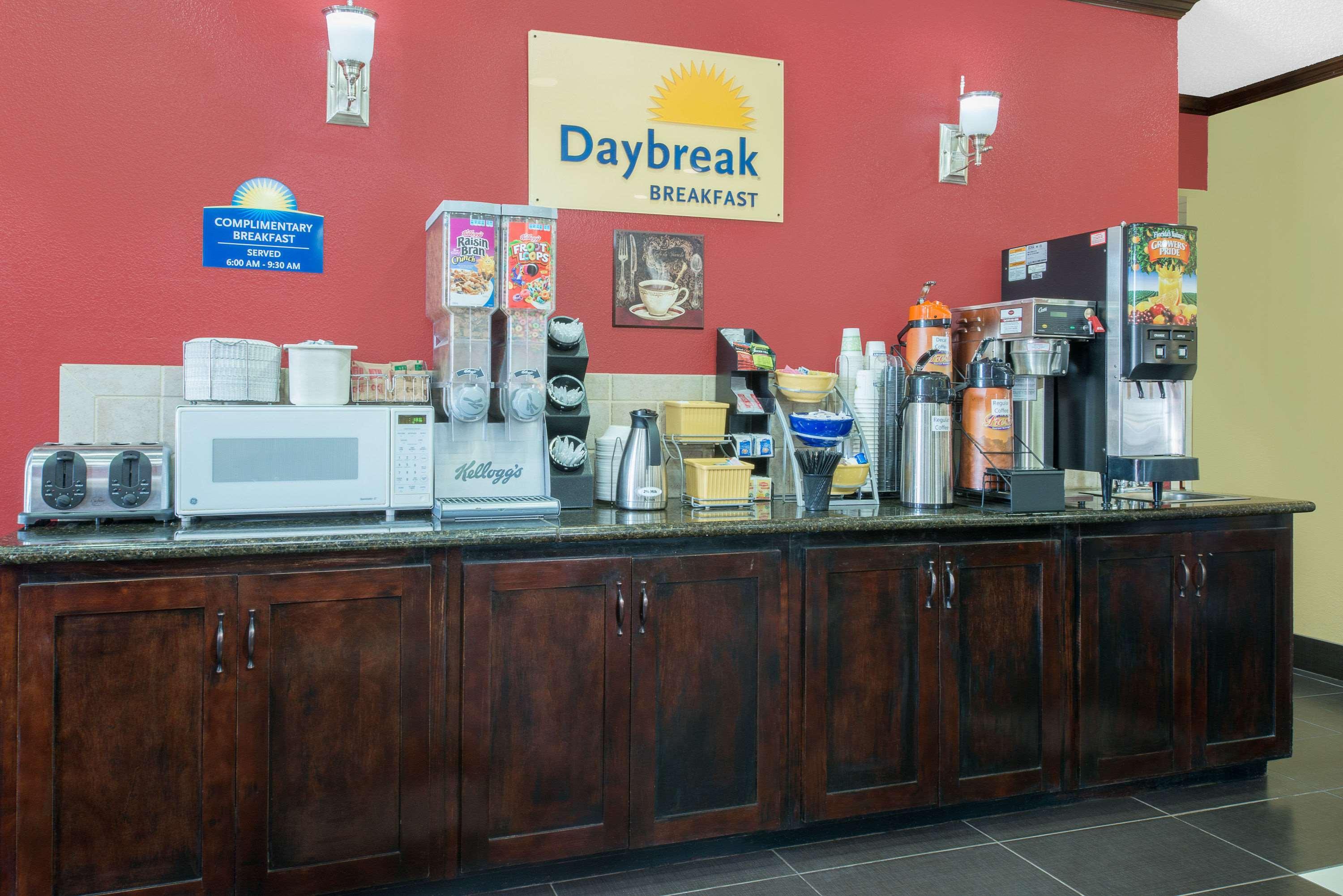Days Inn & Suites By Wyndham Хатчинсон Экстерьер фото