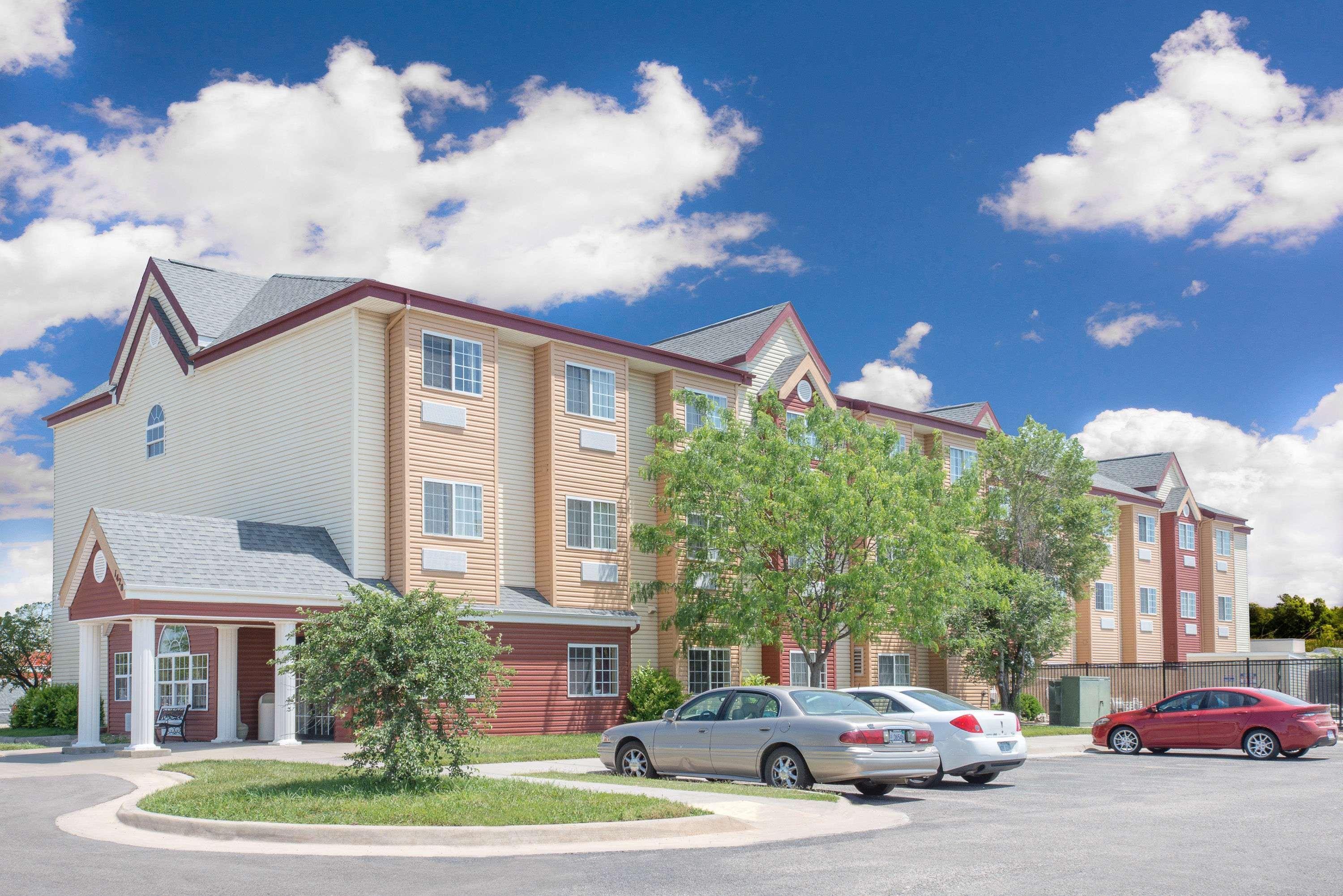 Days Inn & Suites By Wyndham Хатчинсон Экстерьер фото
