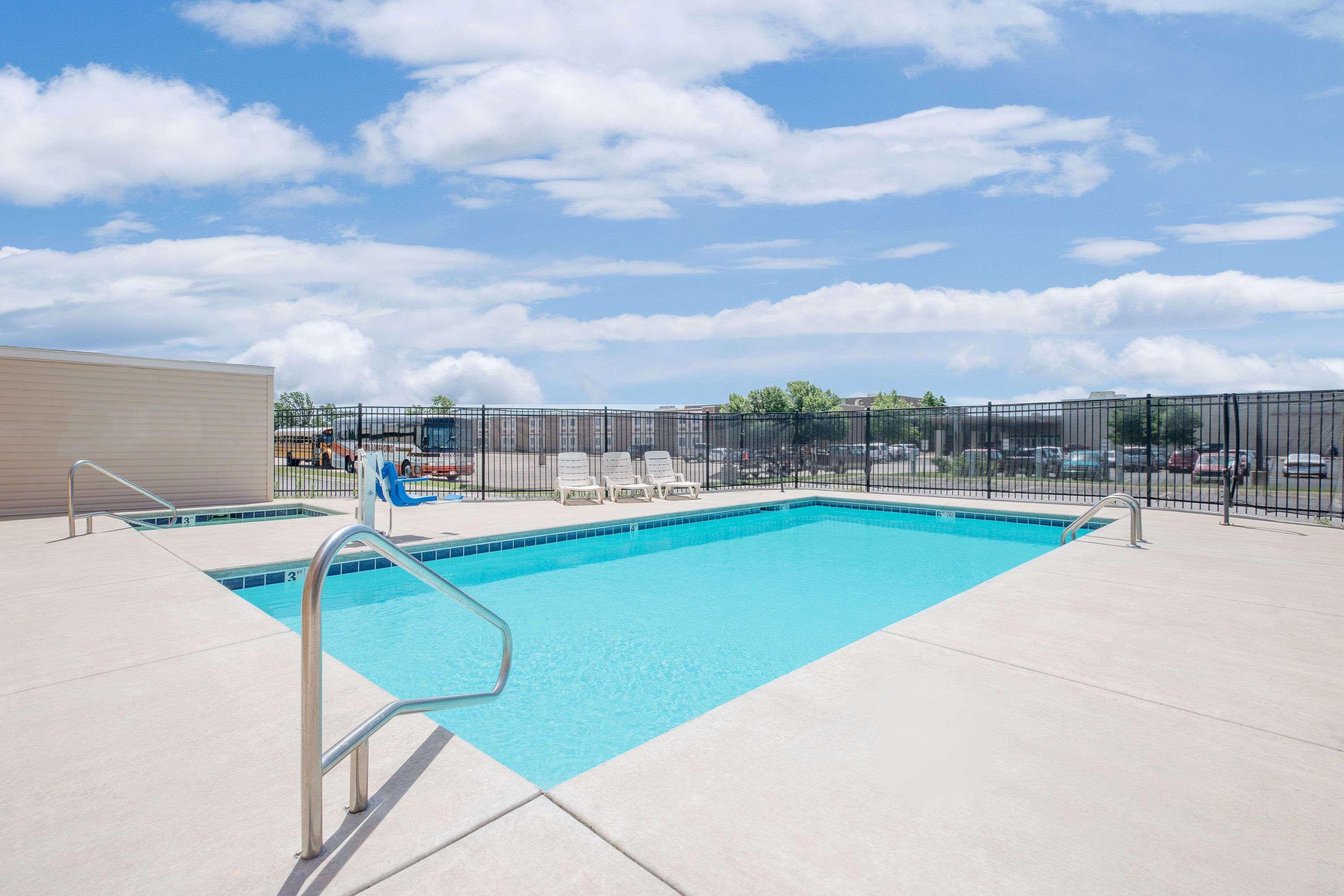Days Inn & Suites By Wyndham Хатчинсон Экстерьер фото