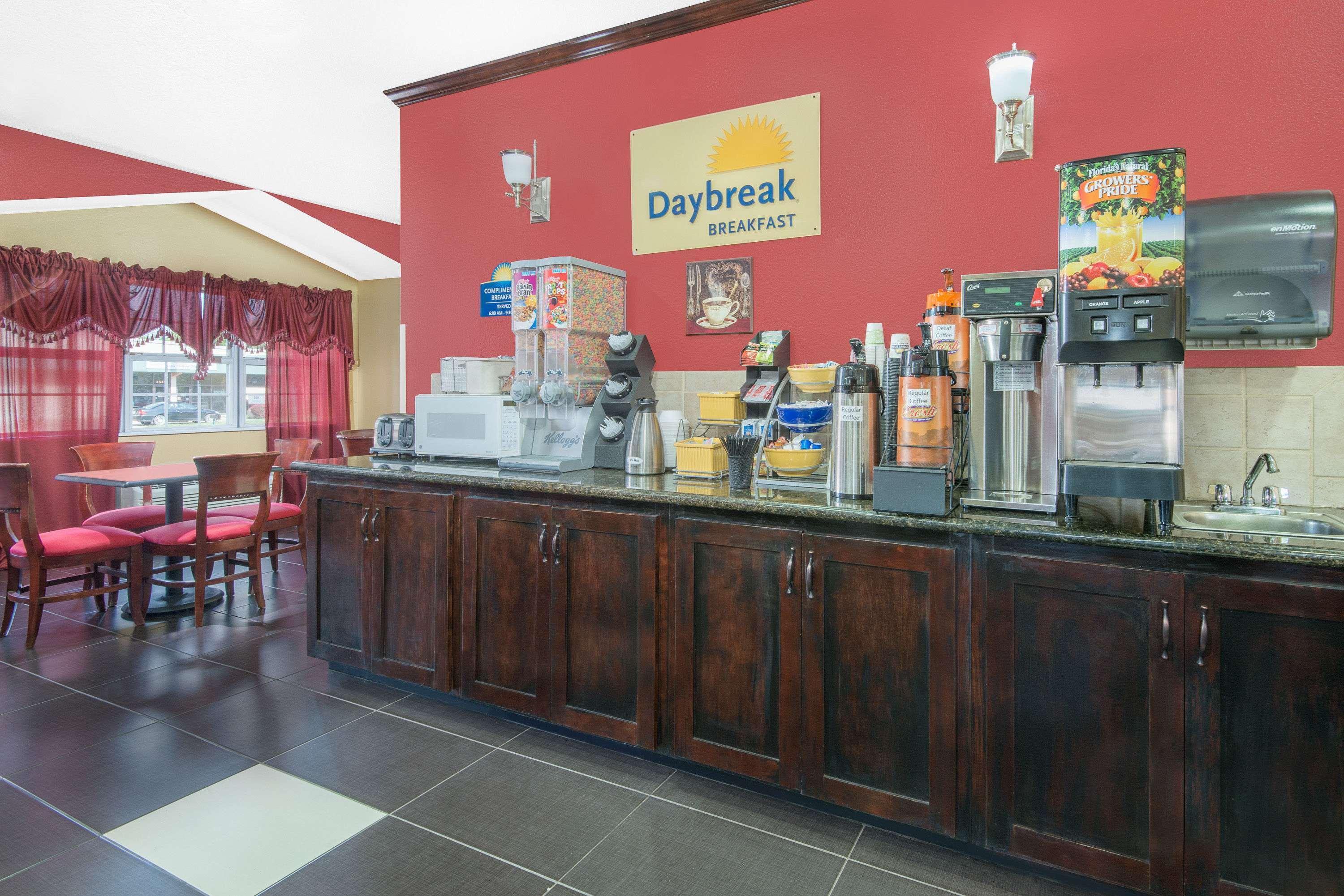 Days Inn & Suites By Wyndham Хатчинсон Экстерьер фото