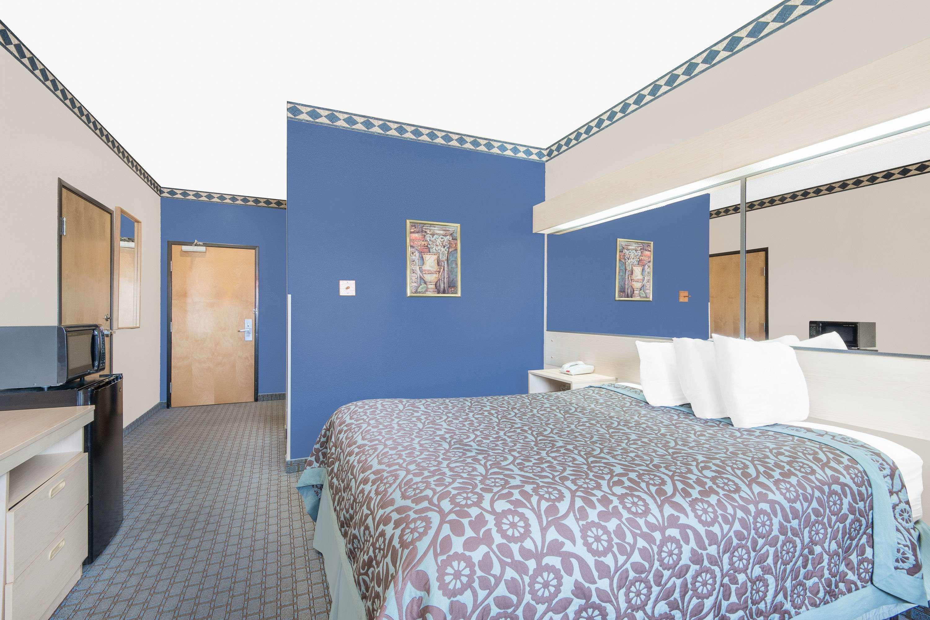 Days Inn & Suites By Wyndham Хатчинсон Экстерьер фото