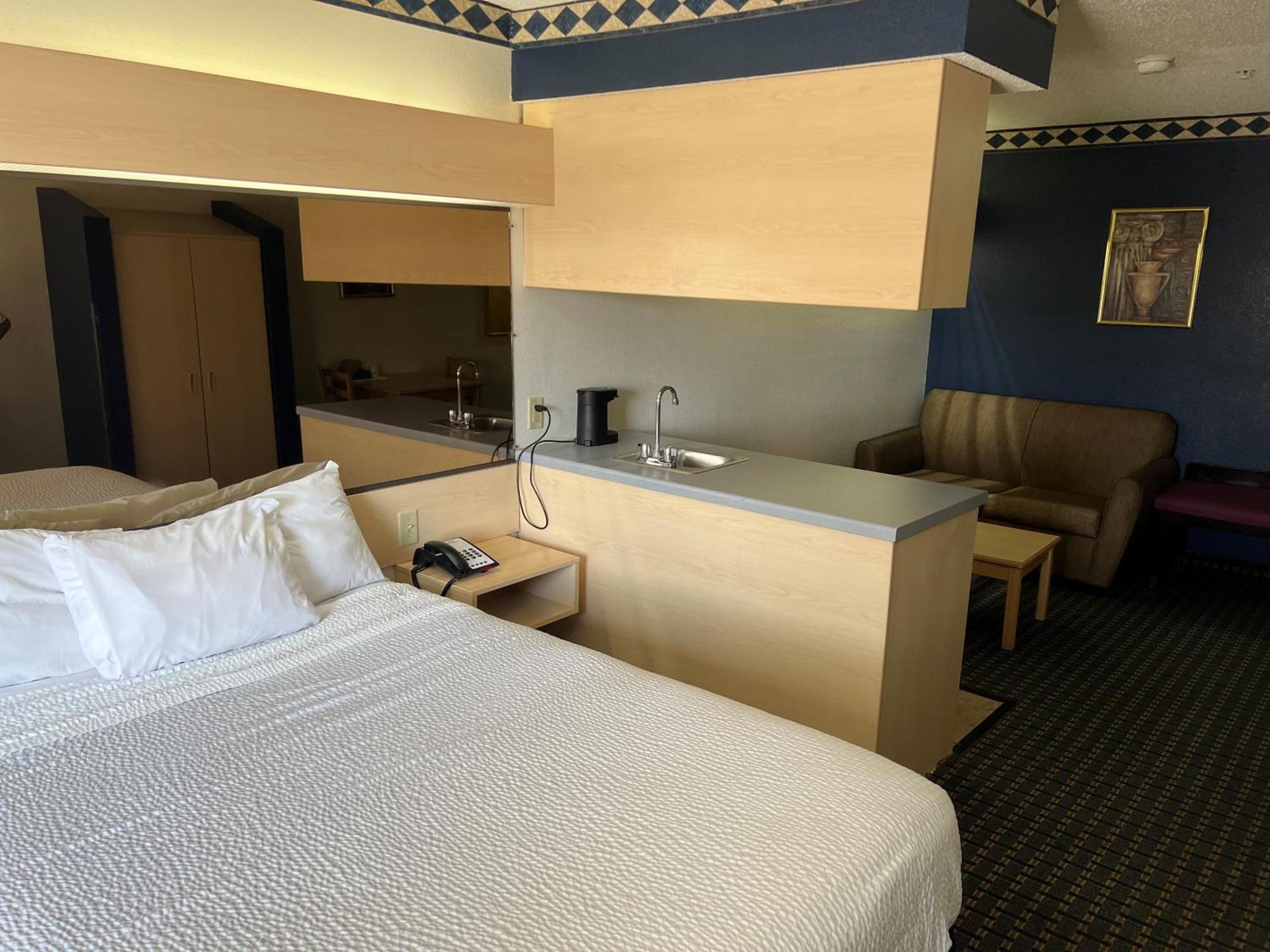 Days Inn & Suites By Wyndham Хатчинсон Экстерьер фото