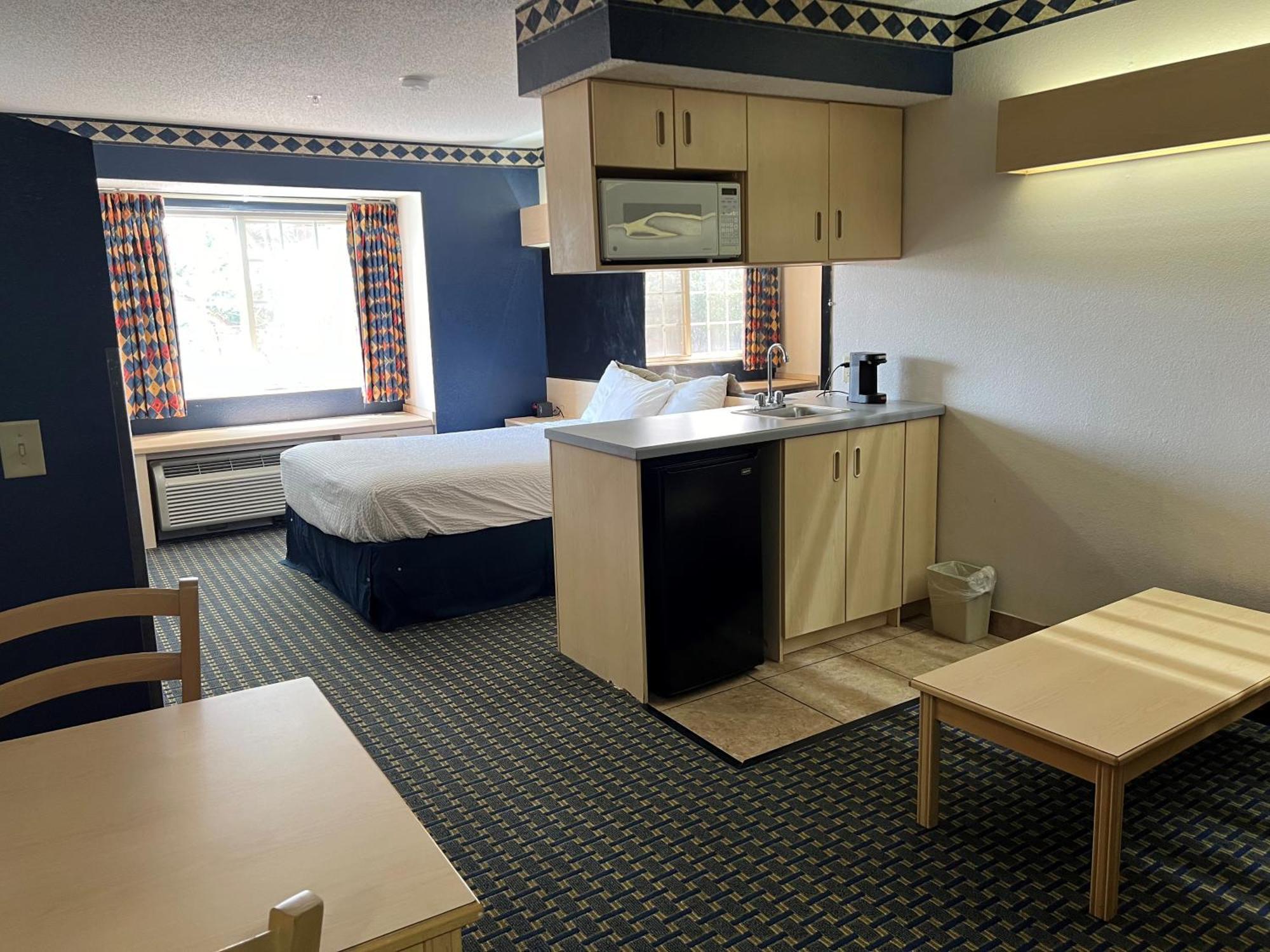 Days Inn & Suites By Wyndham Хатчинсон Экстерьер фото