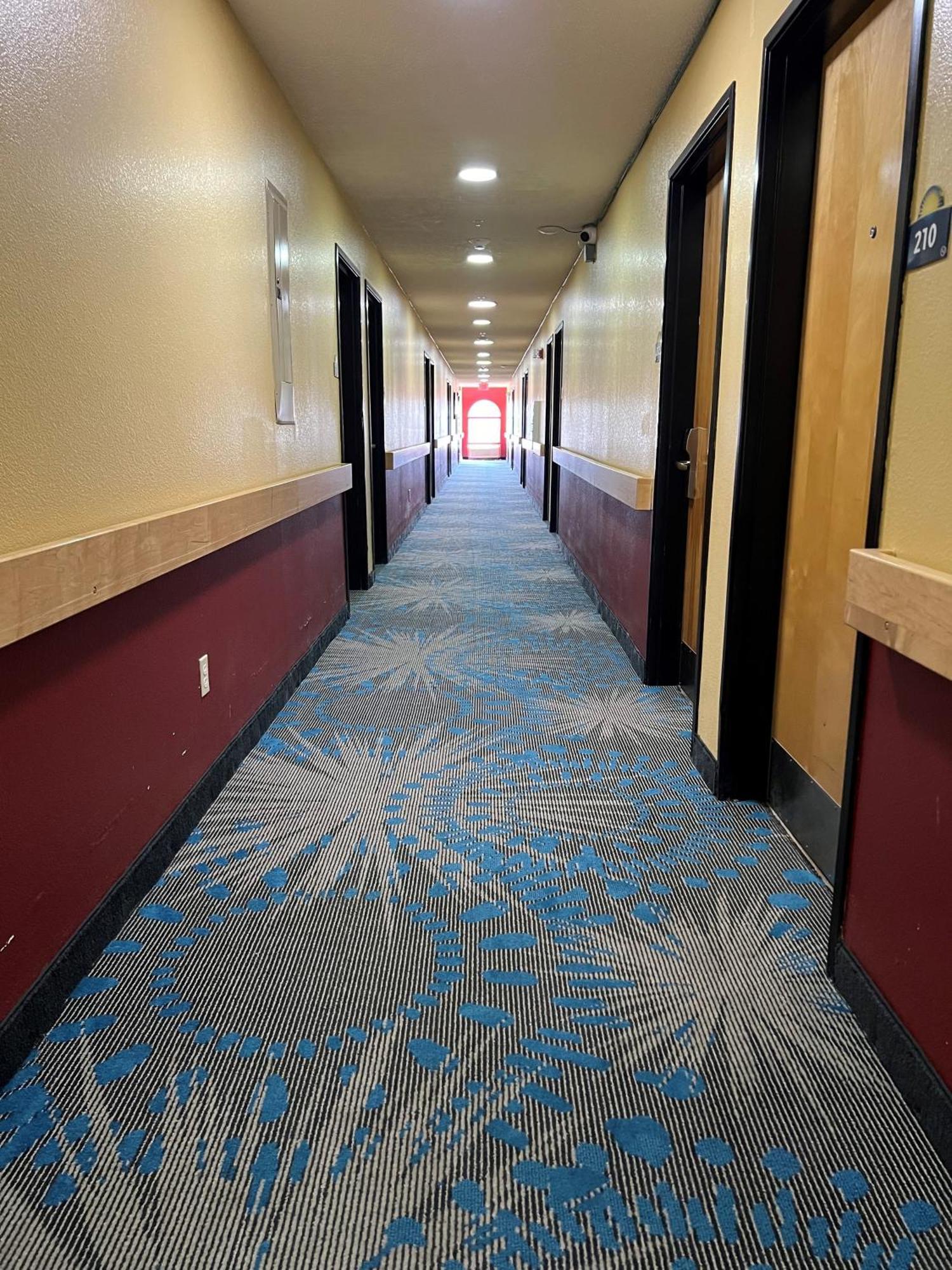 Days Inn & Suites By Wyndham Хатчинсон Экстерьер фото