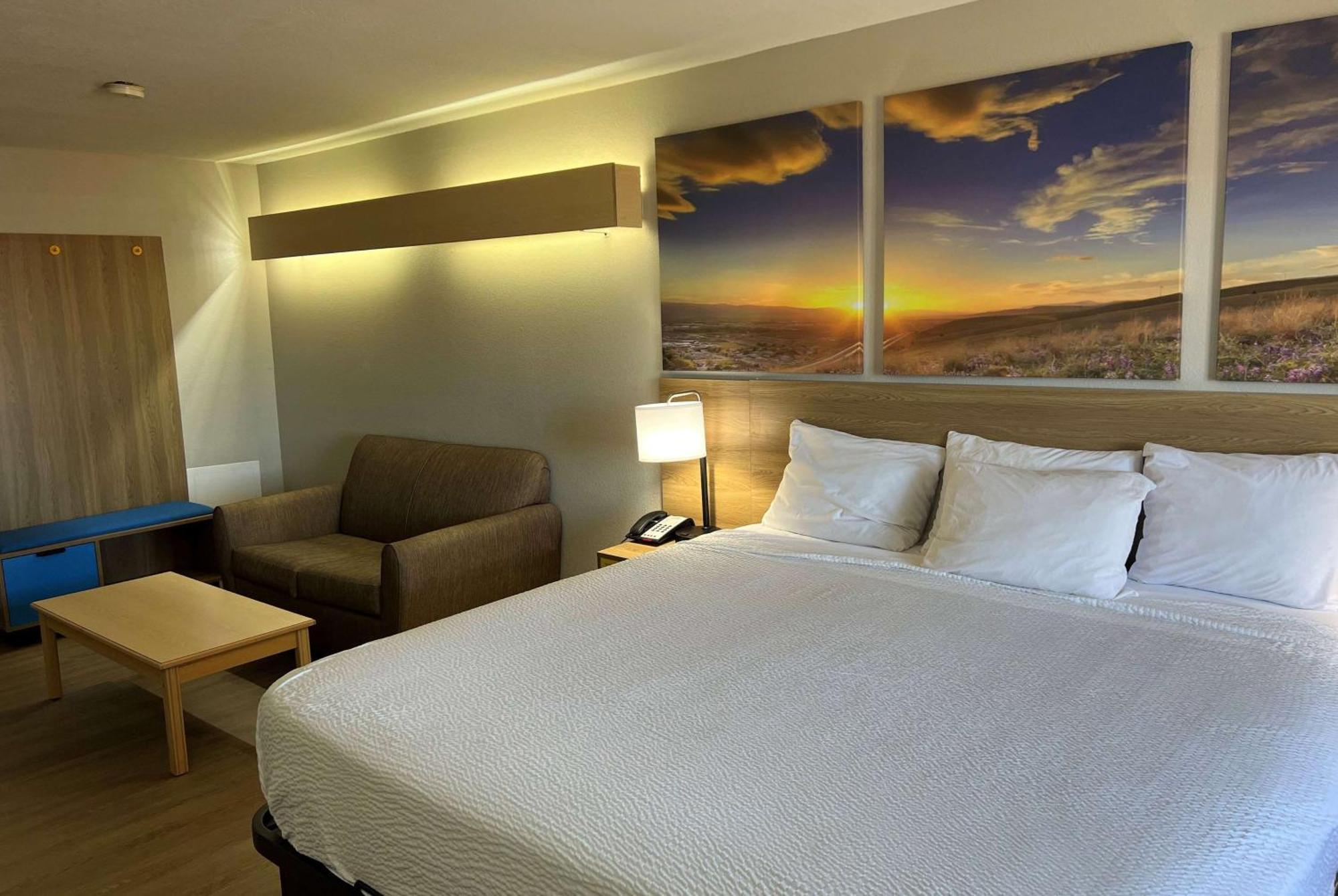 Days Inn & Suites By Wyndham Хатчинсон Экстерьер фото
