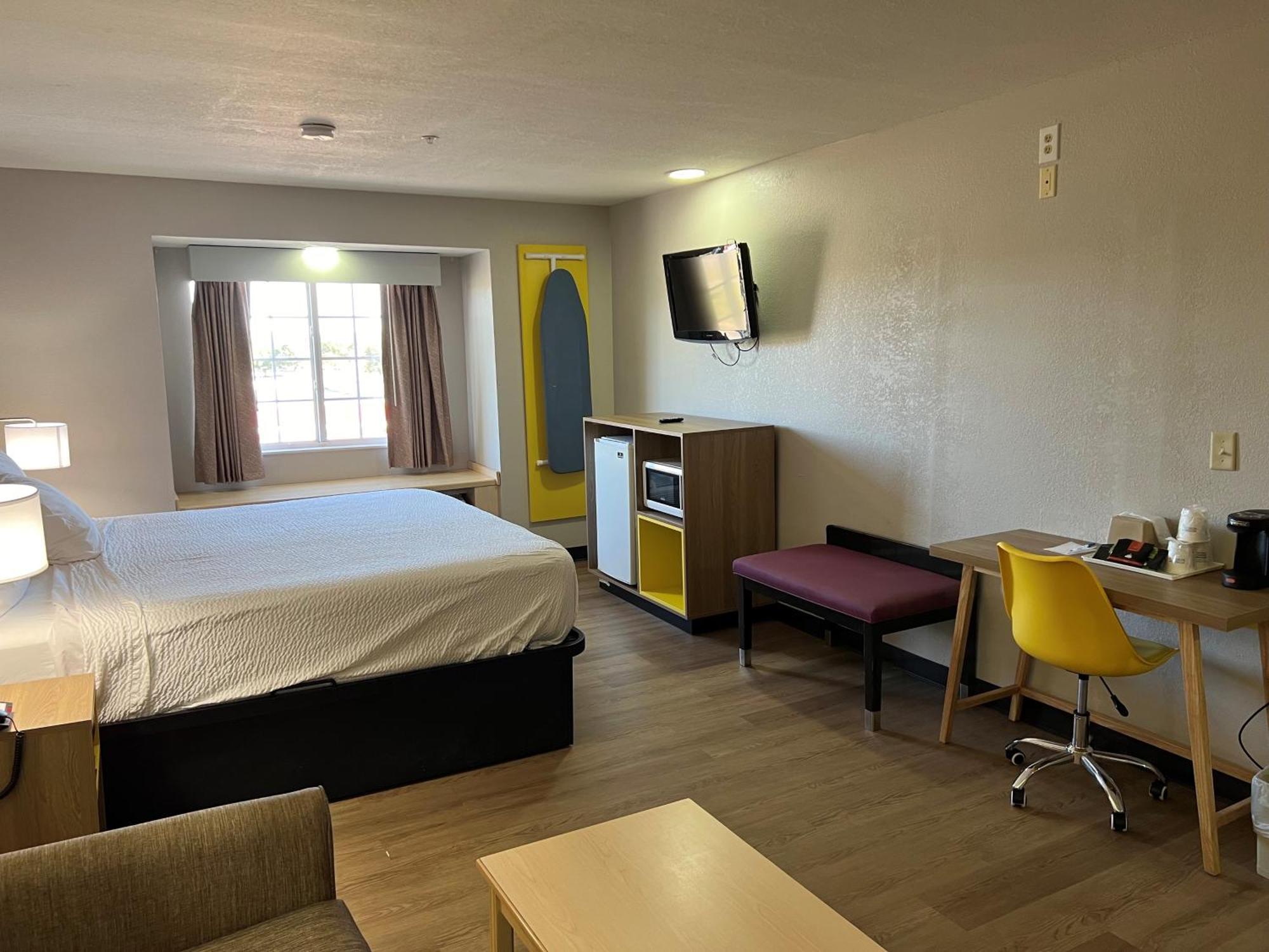 Days Inn & Suites By Wyndham Хатчинсон Экстерьер фото