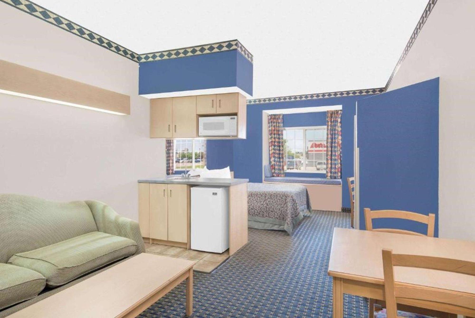 Days Inn & Suites By Wyndham Хатчинсон Экстерьер фото