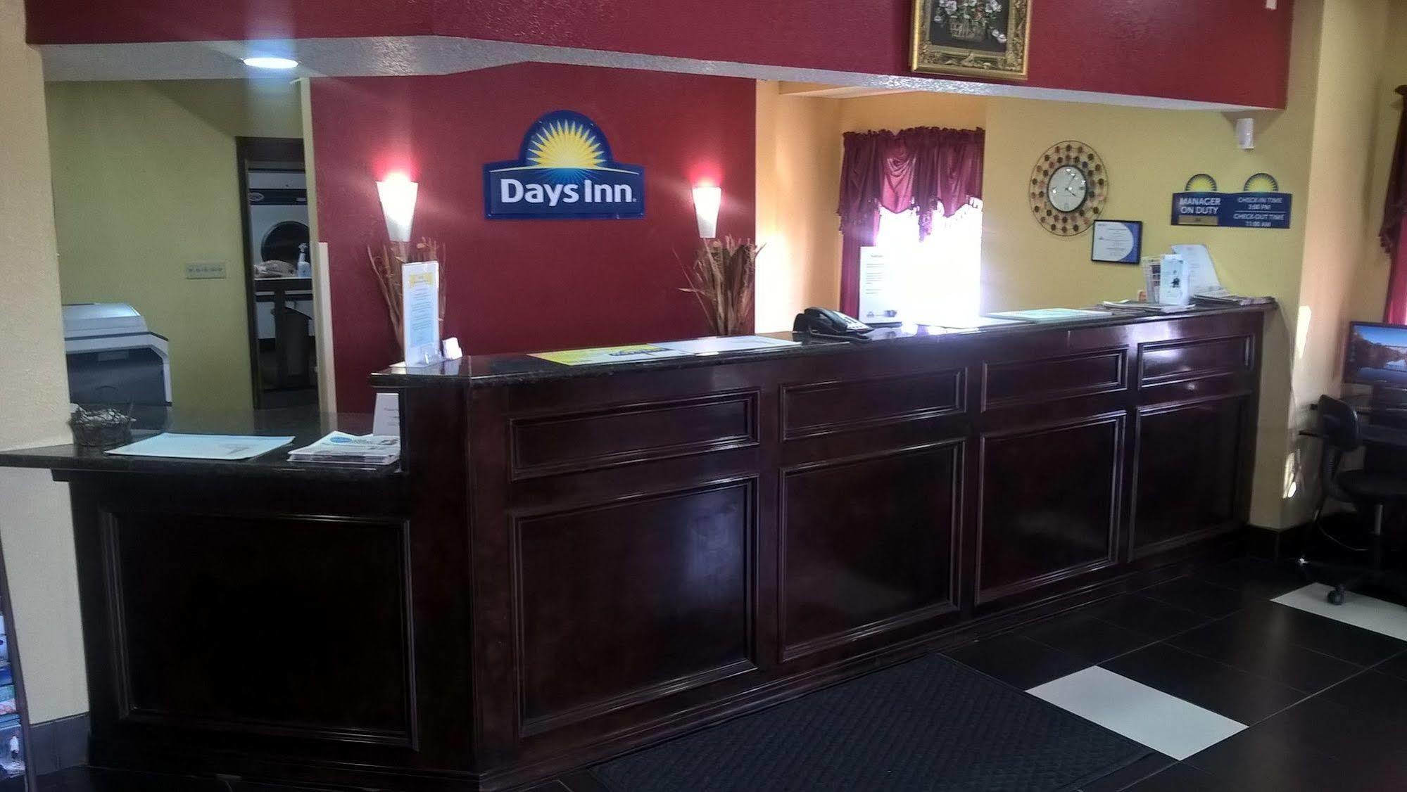 Days Inn & Suites By Wyndham Хатчинсон Экстерьер фото